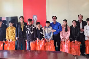 Học sinh Trường THCS Giao Thiện (Lang Chánh, Thanh Hóa) đón nhận quà Tết.