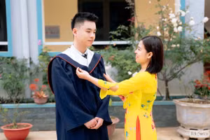 Đinh Xuân Vinh được người mợ của mình động viên trong buổi tổng kết năm học. Ảnh: NVCC