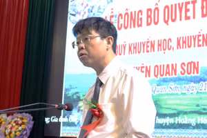 Ông Lê Hồng Quang - Chủ tịch UBND huyện Quan Sơn (Thanh Hóa) khai mạc lễ ra mắt Quỹ khuyến học, khuyến tài Hoa Ban. (Ảnh: Thế Lượng)