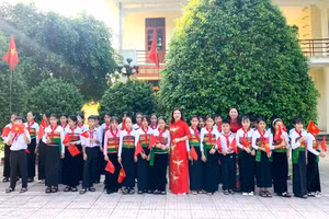 Cô và trò Trường PTDTNT-THCS Bá Thước (Thanh Hóa).