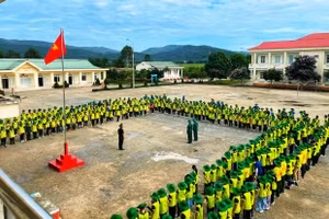 Hàng trăm “chiến sĩ nhí” ở thao trường của Trung đoàn 266 tại Thanh Hóa. Ảnh: Hữu Hảo