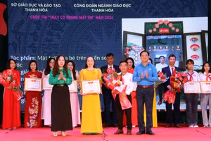 Lãnh đạo Liên đoàn Lao động và Sở GD&ĐT Thanh Hóa trao giải cuộc thi.