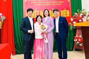 Cô giáo không tay Lê Thị Thắm được kết nạp Đảng. Ảnh: NVCC