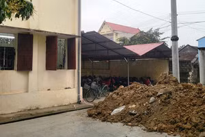 Trạm biến áp được đặt trong khuôn viên cạnh nhà xe và phòng học, Trường THCS Quý Lộc, Yên Định (Thanh Hóa).