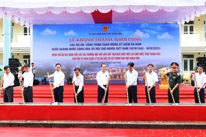 Lãnh đạo tỉnh Thanh Hóa thực hiện nghi thức động thổ công trình. (Ảnh: Thế Lượng)