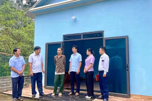 Lãnh đạo xã Phú Xuân thăm nhà ông Cao Văn Chịnh, ở bản Tân Sơn.