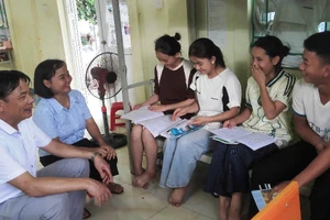Ông Lê Văn Minh - Điểm trưởng điểm thi Trường THPT Mường Lát vào Làng học sinh động viên thí sinh trước ngày bước vào kỳ thi. Ảnh: Thế Lượng.