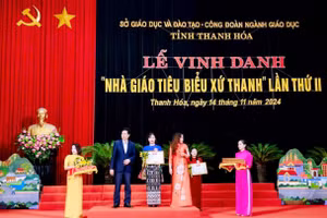 Cô giáo Lê Thị Liên (váy, áo xanh) nhận danh hiệu Nhà giáo Tiêu biểu xứ Thanh.