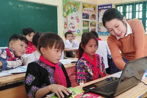 Cô và trò Trường Tiểu học Trung Lý 1 học môn Tin học.