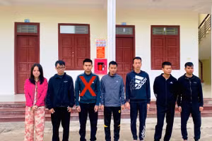 Giang Đình Lộc (X) và các nghi phạm trong đường dây lừa đảo, chiếm đoạt tài sản. Ảnh: CACC.