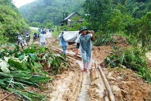 Lực lượng Bộ đội Biên phòng Yên Khương đưa nạn nhân đi bệnh viện. (Ảnh: Minh Thư).