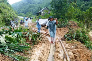 Lực lượng Bộ đội Biên phòng Yên Khương đưa nạn nhân đi bệnh viện. (Ảnh: Minh Thư).