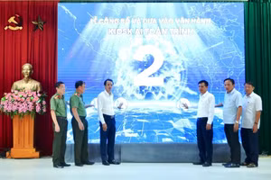 Đại biểu thực hiện nghi thức công bố, đưa vào vận hành hệ thống Kiosk AI toàn trình tại xã Đồng Tiến (Thanh Hóa).