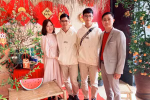 Hai em Lê Vĩnh Kỳ - Lê Phúc Khánh cùng bố và mẹ. Ảnh: GĐCC