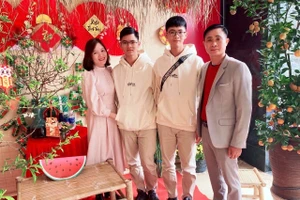 Hai em Lê Vĩnh Kỳ - Lê Phúc Khánh cùng bố và mẹ. Ảnh: GĐCC