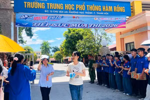 Thí sinh thi vào lớp 10 ở Thanh Hóa kết thúc buổi thi môn Toán.