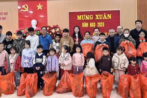 Trẻ mầm non và học sinh ở xã Hóa Quỳ (Thanh Hóa) nhận quà Tết chiều ngày 2/10.