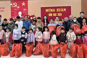 Trẻ mầm non và học sinh ở xã Hóa Quỳ (Thanh Hóa) nhận quà Tết chiều ngày 2/10.