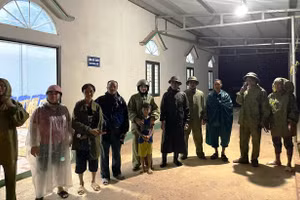 Lực lượng chức năng xã Tam Chung (Thanh Hóa) đưa người dân sơ tán đến nơi an toàn để tránh bão Wipha. (Ảnh: Ly Sa)