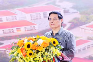 Thủ tướng Phạm Minh Chính phát biểu tại buổi Lễ khởi công Trường nội trú liên cấp Tiểu học và THCS Yên Khương, tỉnh Thanh Hóa. Ảnh: Minh Hiếu