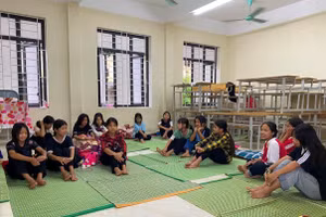 Học sinh Trường PTDTBT-THCS Mường Lý (Mường Lát, Thanh Hóa) được di dời lên phòng học để lánh tạm.
