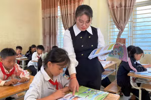 Giáo viên Trường PTDTBT-THCS Trung Lý trong giờ dạy học.
