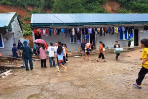 Học sinh Trường PTDTBT-THCS Trung Lý di dời đồ đạc ra khỏi ký túc xá.