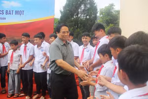 Thủ tướng Phạm Minh Chính bắt tay học sinh Trường THCS Bát Mọt (Thanh Hóa).