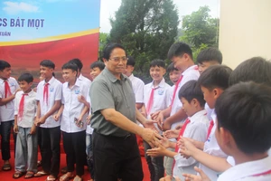 Thủ tướng Phạm Minh Chính bắt tay học sinh Trường THCS Bát Mọt (Thanh Hóa).