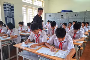 Học sinh Trường PTDTNT-THCS Bá Thước ôn thi vào lớp 10.