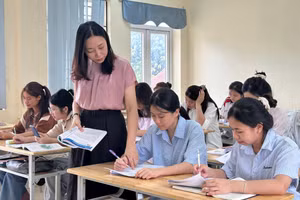 Cô giáo Trương Thị Hòa đang ôn thi cho học trò ở trên lớp.