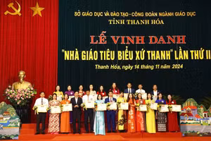 Nhà giáo Tiêu biểu Nguyễn Thị Nga (người thứ 3, hàng đầu từ trái sang) tại lễ vinh danh.