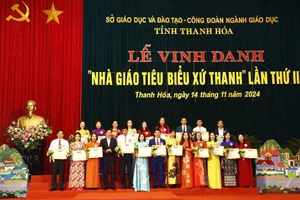 Nhà giáo Tiêu biểu Nguyễn Thị Nga (người thứ 3, hàng đầu từ trái sang) tại lễ vinh danh.