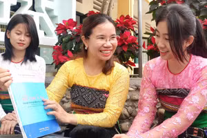 Cô giáo Hà Thị Khuyên và học sinh của mình.