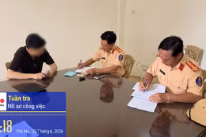 Lực lượng Cảnh sát giao thông lập biên bản xử phạt hành chính. Ảnh: CACC
