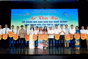 Đại diện các trường cao đẳng nghề nhận cờ luân lưu tại Lễ khai mạc Hội giảng. 