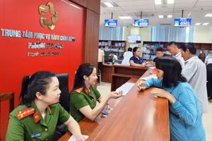 Người dân được cán bộ cán bộ ở Trung tâm Phục vụ hành chính công Thanh Hóa hướng dẫn thực hiện thủ tục trực tuyến.