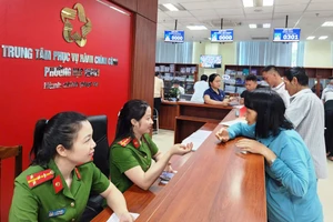 Người dân được cán bộ cán bộ ở Trung tâm Phục vụ hành chính công Thanh Hóa hướng dẫn thực hiện thủ tục trực tuyến.