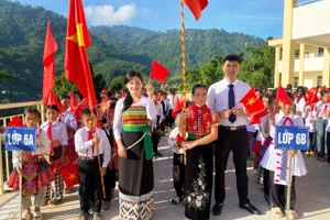 Thầy, cô giáo Trường PTDTBT-THCS Trung Lý đón học sinh trong Lễ khai giảng năm học 2025-2026.