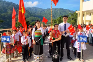 Thầy, cô giáo Trường PTDTBT-THCS Trung Lý đón học sinh trong Lễ khai giảng năm học 2025-2026.