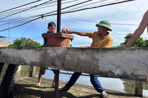 Lực lượng chức năng xã Hoằng Thanh vận hành cống thoát nước chống bão.