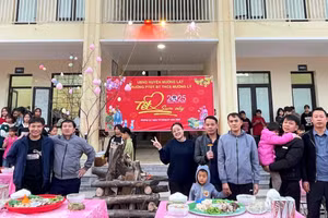 Thầy, cô và học trò Trường PTDTBT - THCS Mường Lý (Mường Lát, Thanh Hóa) tổ chức bữa cỗ Tất niên tại trường.