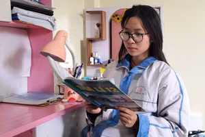 Nữ sinh Cao Diễm Quỳnh bên góc học tập. Ảnh: TL
