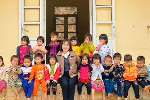 Nhà giáo Tiêu biểu xứ Thanh Hàn Thị Giang và những đứa trẻ ở điểm lẻ bản Ón, xã Tam Chung (Mường Lát, Thanh Hóa).