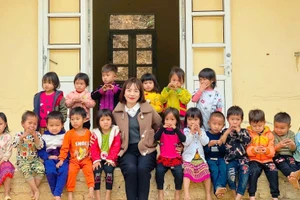Nhà giáo Tiêu biểu xứ Thanh Hàn Thị Giang và những đứa trẻ ở điểm lẻ bản Ón, xã Tam Chung (Mường Lát, Thanh Hóa).