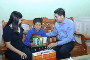 Ông Nguyễn Hoài Anh, Chủ tịch UBND tỉnh Thanh Hóa tặng quà Mẹ Việt Nam anh hùng tại xã Trung Hạ tháng 10/2025. Ảnh: BTH