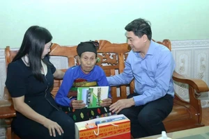 Ông Nguyễn Hoài Anh, Chủ tịch UBND tỉnh Thanh Hóa tặng quà Mẹ Việt Nam anh hùng tại xã Trung Hạ tháng 10/2025. Ảnh: BTH