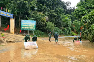 Cán bộ, chiến sỹ Đồn Biên phòng Trung Lý giúp Trường Tiểu học Trung Lý 1 khắc phục hậu quả thiên tai. (Ảnh: Hoàng Anh) 