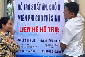 Trường PTDTNT-THCS Quan Sơn (Thanh Hóa) treo biển thông báo hỗ trợ suất ăn, chỗ ở miễn phí cho thí sinh. Ảnh: Thế Lượng