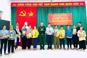 Lễ Bế giảng lớp học xóa mù chữ năm 2025 ở xã Quang Chiểu. Ảnh: Thao Văn Chứ